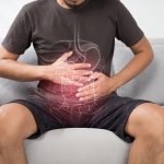 La ilustración de los órganos internos está en el cuerpo del hombre. Hombre con inflamación visceral