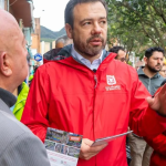 El Alcalde Mayor de Bogotá, Carlos Fernando Galán, anunció su respaldo al día cívico decretado por el presidente Gustavo Petro el lunes 15 de julio de 2024, sin importar el resultado del partido entre Colombia y Argentina en la final de la Copa América. Galán expresó que esta medida busca unir a los capitalinos y disfrutar de la fiesta del fútbol, independientemente del desenlace del encuentro.