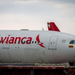 Según indicó la compañía, Avianca,los acusados habrían lanzado un celular que provocó la explosión de la batería de litio del dispositivo, obligando a la tripulación a volver a la ciudad de origen.