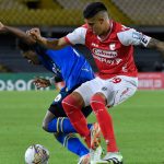 Julian Millan del Santa Fe disputa el balón con Kevin Londoño del Pasto durante partido entre Independiente Santa Fe y Deportivo Pasto por la fecha 1 como parte de la Liga BetPlay DIMAYOR II 2024 jugado en el estadio Nemesio Camacho El Campín de la ciudad de Bogotá. Foto: VizzorImage / Gabriel Aponte / Staff