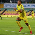 El gol del cuadro santandereano nació en el sector izquierdo. Andrés Ponce, refuerzo para este semestre del equipo, inició la jugada y luego la terminó. Combinó con Juan Mosquera y este luego se la dejó en el borde del área para que el delantero venezolano entrara solo y remató al ángulo izquierdo de Martínez al minuto 80 para completar la ardua tarea defensiva con una gran anotación..Foto Atlético Bucaramanga