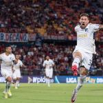 El argentino Santiago Giordana consiguió en el minuto 90+5 el gol del empate para Millonarios ante el DIM. Foto @MillosFCoficial