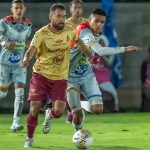 Jugadores de Fortaleza CEIF y Deportes Tolima en acción durante partido por la fecha 1 de la Liga BetPlay DIMAYOR 2024 I jugado en el estadio Olaya Herrera de la ciudad de Bogotá. Foto VizzorImage / Leonardo Castañeda / Cont