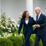 La vicepresidenta de Estados Unidos, Kamala Harris, hizo hoy desde la Casa Blanca su primera aparición pública tras el retiro de la campaña por la reelección del presidente Joe Biden,