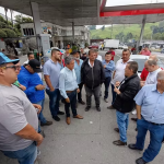 Jorge García, presidente de la Confederación Colombiana de Transportadores, dialogando con los líderes del transporte de carga del Área Metropolitana de Manizales..Foto Cortesía