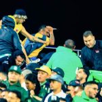 De los 22 lesionados que se reportaron por una riña entre hinchas de fútbol en el Estadio Atanasio Girardot, uno permanece en estado crítico, informaron hoy autoridades de Medellín, capital de Antioquia, en el noroeste de Colombia.