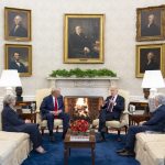 Hoy me reuní con el presidente electo Trump en la Oficina Oval.Espero liderar una transición fluida y una transferencia pacífica del poder. Como le dije al presidente electo, mi equipo está comprometido a hacer todo lo posible para garantizar que la administración entrante tenga lo que necesita. Joe Biden