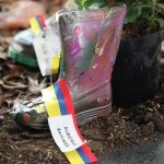 La Jurisdicción Especial para la Paz de Colombia (JEP) divulgó hoy los nombres de casi dos mil víctimas de ejecuciones extrajudiciales perpetradas por miembros de la fuerza pública entre 2002 y 2008 en distintas regiones del país.
La revelación de las identidades se realizó como parte de una ceremonia efectuada en la sede de la entidad a modo de homenaje a la memoria de los fallecidos y en señal de solidaridad con sus familiares.