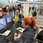 Trabajadora de Migración Colombia en el DORADO