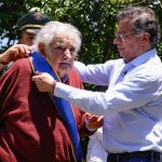 El presidente de Colombia, Gustavo Petro, impuso hoy la Cruz de Boyacá al expresidente de Uruguay José Mujica, "por sus aportes a la unidad de América Latina".