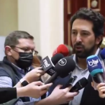 La reducción se debe a la eliminación de impuestos como el IVA a los juegos de azar y ajustes en otras tarifas. El proyecto aún enfrenta rechazo de varios sectores políticos y su futuro depende de la aprobación en el Congreso.