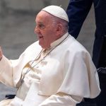 El equipo médico que atiende al papa Francisco en el Policlínico Gemelli evaluó hoy un mejoramiento consolidado de su salud y decidió levantar el pronóstico reservado sobre su recuperación, indica un boletín oficial.