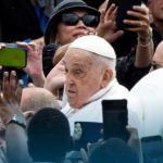 El papa Francisco reiteró hoy en su mensaje de Pascua y la bendición Urbi et Orbi su llamado al fin de los enfrentamientos bélicos y reafirmó que la paz es imposible sin un verdadero desarme.