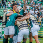 Deportivo Cali venció a Atlético Nacional con un marcador de 1-0 en la fecha 15 de la Liga BetPlay 2025-I. El gol fue anotado por Andrey Estupiñán al minuto 3 del partido.Foto @AsoDeporCali