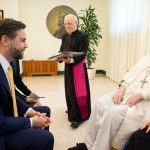 Breve encuentro entre el Papa Francisco y el vicepresidente de los Estados Unidos de América, James David Vance. (Vatican Media)
