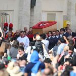 El féretro con los restos del papa Francisco se encuentra desde la mañana de hoy en la Basílica de San Pedro, donde se mantendrá abierto y sin catafalco para recibir, durante tres días, el homenaje del pueblo.Foto Vativan News