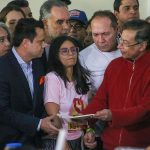 El presidente de Colombia, Gustavo Petro, radicó hoy ante el Senado de la República el cuestionario de la consulta popular que promueve su Gobierno con el objetivo de impulsar cambios en la legislación laboral. Foto Oficina de Prensa del Senado