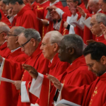 Los cardenales católicos, reunidos en la última Congregación General previa al inicio del Cónclave para elegir al nuevo Sumo Pontífice, llamaron hoy a acelerar las acciones para poner fin a los conflictos bélicos en el mundo.