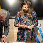 La ministra de Transporte de Colombia, María Fernanda Rojas, celebró hoy la firma de un instrumento bilateral con Argentina que permitirá fortalecer las relaciones comerciales en materia de transporte aéreo entre ambas naciones.