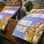 El presidente colombiano, Gustavo Petro, consideró que la consulta popular promovida por su Gobierno para modificar la legislación laboral en el país fue hundida hoy de manera fraudulenta en la plenaria del Senado y llamó a la movilización popular.