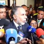  El ministro del Interior, Armando Benedetti, anunció acciones legales ante presuntas irregularidades en el conteo de votos y cierre de la votación.