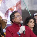 El presidente colombiano, Gustavo Petro, convocó hoy a la ciudadanía a acudir a las plazas municipales este fin de semana para votar sobre un paro nacional en respuesta al hundimiento de la consulta popular en la plenaria del Senado. Foto Presidencia
