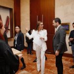 La presidenta de Acolgen, Natalia Gutiérrez, acompañada del alcalde de Bogotá, Carlos Fernando Galán, durante el Congreso de Energía. / Acolgen