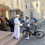 Nairo Quintana rompió el protocolo durante la etapa 21 del Giro de Italia 2025 al saludar personalmente al Papa León XIV. El pelotón de ciclistas había hecho una pausa para rendir homenaje al fallecido Papa Francisco y darle la bienvenida al nuevo sumo pontífice.