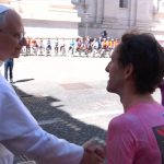 El Papa León XIV recibió este domingo 1 de junio a los corredores del Giro de Italia en su paso por el Vaticano, destacando su papel como modelo para las nuevas generaciones.