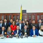 En solidaridad con Miguel Uribe y su familia, tras ser víctima de un atentado criminal que lo tiene debatiéndose entre la vida la muerte, el Senado de la República tomó la decisión de suspender las deliberaciones.