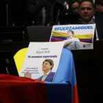 Este lunes 9 de junio, la curul que ocupa el senador Uribe Turbay en el recinto del Senado permanece decorada con mensajes de apoyo y deseos de pronta recuperación. 