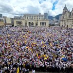 Miles de colombianos se reunieron en más de 20 ciudades del país para participar en la "Marcha del Silencio", una manifestación pacífica en rechazo a la violencia y en apoyo a la democracia.