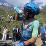 Sergio Higuita, también del equipo Astana Qazaqstan, regresa al Tour después de cuatro años y buscará recuperar su nivel en el ciclismo internacional.