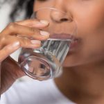 Beber diariamente al menos seis vasos de agua reduce más de un 20 por ciento el riesgo de accidente cerebrovascular,