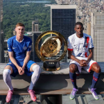 Cole Palmer del ChelseaFC y Ousmane Dembélé del PSG se reunieron junto al trofeo del Mundial de Clubes en el Top of the Rock del Rockefeller Center, antes de su enfrentamiento en la final del Mundial de Clubes de la FIFA.