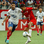América de Cali logró un valioso empate sin goles ante Bahía en el partido de ida de los playoffs de la Copa Sudamericana 2025, jugado en el estadio Arena Fonte Nova de Salvador, Brasil.@AmericadeCali