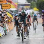Jonathan Milan ganó la etapa 17 del Tour de Francia 2025 en un final caótico con una caída masiva en el último kilómetro.