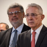 El expresidente de Colombia Álvaro Uribe (2002-2010) fue condenado hoy a 12 años de prisión domiciliaria por los cargos de soborno a testigos y fraude procesal, delitos por los que fue hallado culpable a inicios de esta semana.