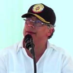 Durante la conmemoración de este 7 de agosto, por la Batalla de Boyacá, en Leticia, el presidente Gustavo Petro leyó una declaratoria oficial sobre la posición de Colombia frente a la disputa con Perú por la isla Santa Rosa, en el río Amazonas. Foto Presidencia