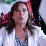 La presidenta Dina Boluarte descartó hoy modificar los límites de Perú con Colombia, país al que planteó seguir viviendo en paz, tras una visita al distrito amazónico de Santa Rosa, cuya peruanidad cuestiona el vecino gobierno.