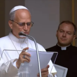 El papa León XIV se refirió hoy nuevamente a la importancia de impulsar las negociaciones de paz para poner fin a los enfrentamientos bélicos y se priorice el bien de los pueblos.