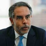 El ministro del Interior Armando Benedetti calificó hoy el retiro de la certificación a Colombia en la lucha contra el narcotráfico por parte de Estados Unidos como una medida política contra el presidente Gustavo Petro.