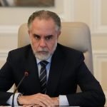 Una nueva función tendrá Armando Benedetti, y es que a través del decreto 1014 del 21 de septiembre, fue designado como ministro ad hoc para llevar el caso del expresidente Álvaro Uribe.