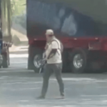 En un video, se observa cómo detienen el tráfico de vehículos, obligan a un tracto camión a desviar su ruta y secuestran a su conductor.