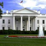 El primer cierre del Gobierno de Estados Unidos en casi siete años que deja a cientos de miles de empleados públicos temporalmente sin salarios e interrumpe el pago de muchas prestaciones sociales, pauta aquí la semana hoy concluye.