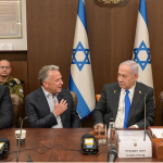 La aprobación llega después de horas de reunión de los ministros israelíes con Netanyahu y con el enviado especial del presidente de EE.UU., Donald Trump, para Oriente Medio, Steve Witkoff, y el yerno del mandatario norteamericano, Jared Kushner