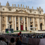 El papa León XIV, se refirió hoy a la compleja situación que enfrenta Perú tras la reciente destitución de su presidenta,