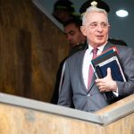 El Tribunal Superior de Bogotá absolvió este martes al expresidente Álvaro Uribe Vélez (2002-2010) de los delitos de soborno en actuación penal y fraude procesal,