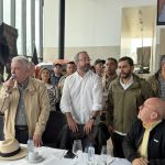 Durante el conversatorio 'Hablemos con Tunja', el expresidente Álvaro Uribe afirmó que el país debe cambiar de rumbo en temas sensibles como la lucha contra las drogas.