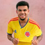 Luis Díaz modelando la nueva camiseta de la Selección Colombia para el Mundial 2026 Foto FCF